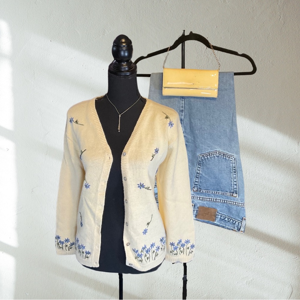 STITCHES Vintage Blue Flower Sweater with Shell Buttons | L